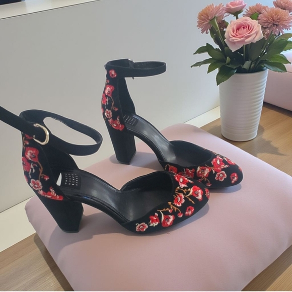 Whitte House- Black Floral Embroidered Women's Heels - Picture 4 of 8